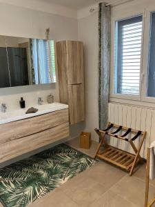 TV a/nebo společenská místnost v ubytování HISTOIRE D'Ô - Les Piscines - Chambres d'hôtes