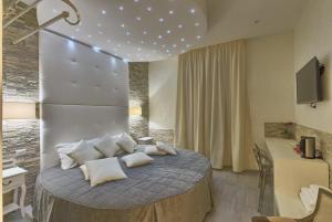 1 dormitorio con 1 cama redonda con almohadas blancas en Vatican Tourist Inn, en Roma