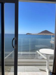 エル・メダノにあるSea Viewsのガラスのドアから海の景色を望めます。