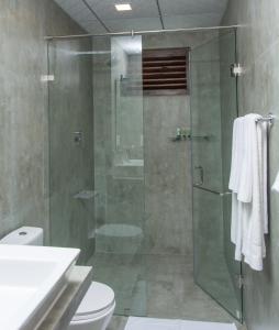 Koupelna v ubytování Sapphire Seas Beachfront Hotel
