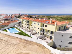 une vue aérienne d'une maison avec piscine dans l'établissement Baleal Deluxe Apartments, à Baleal
