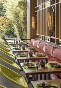 Hôtel Métropole Monte-Carloにあるレストランまたは飲食店