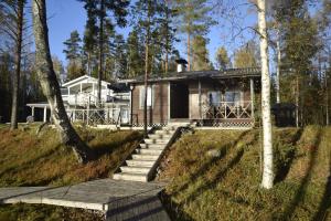 una casa en una colina con escaleras que conducen a ella en Lomapesä Cottages, en Pertunmaa
