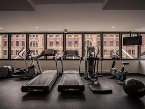 Fitness centrum a/nebo fitness zařízení v ubytování DoubleTree by Hilton Melbourne