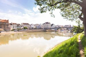 a river in a city with a bridge at Bord de Marne, proche Disneyland et Paris Gare à 2 min in Thorigny-sur-Marne