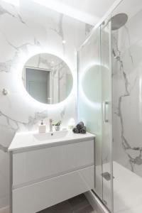 a bathroom with a sink and a mirror at Bord de Marne, proche Disneyland et Paris Gare à 2 min in Thorigny-sur-Marne +24 photos