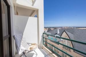 ein Balkon mit Blick auf ein Gebäude in der Unterkunft Baía - by Smarthomes in São Martinho do Porto