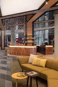 Ein Sitzbereich in der Unterkunft Andaz Munich Schwabinger Tor, By Hyatt
