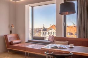 Ein Sitzbereich in der Unterkunft Andaz Munich Schwabinger Tor, By Hyatt