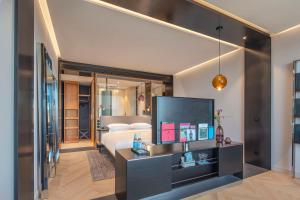 Ein Bett oder Betten in einem Zimmer der Unterkunft Andaz Munich Schwabinger Tor, By Hyatt