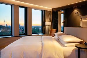 Ein Bett oder Betten in einem Zimmer der Unterkunft Andaz Munich Schwabinger Tor, By Hyatt