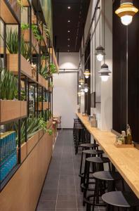 Ein Restaurant oder anderes Speiselokal in der Unterkunft Andaz Munich Schwabinger Tor, By Hyatt 