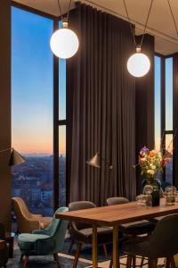 Ein allgemeiner Bergblick oder ein Berglick von des Hotels aus