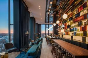 Ein Sitzbereich in der Unterkunft Andaz Munich Schwabinger Tor, By Hyatt