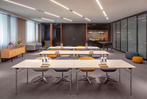 Ein Sitzbereich in der Unterkunft Andaz Munich Schwabinger Tor, By Hyatt
