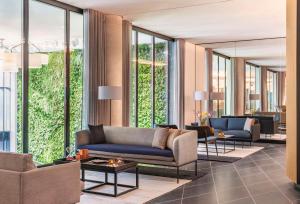Ein Sitzbereich in der Unterkunft Andaz Munich Schwabinger Tor, By Hyatt