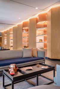 Ein Sitzbereich in der Unterkunft Andaz Munich Schwabinger Tor, By Hyatt
