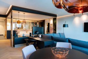ein Wohnzimmer mit einer Couch und einem Tisch in der Unterkunft Andaz Munich Schwabinger Tor, By Hyatt in München