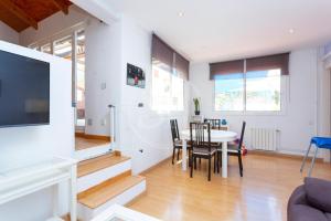 une salle à manger et un salon avec une table et des chaises dans l'établissement Apartamento con Terraza en Poble Sec, à Barcelone