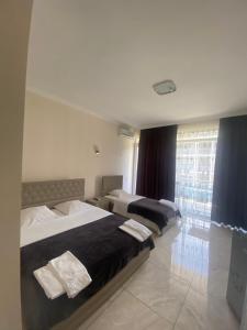 Rúm í herbergi á SUNSHINE Hotel Kvariati