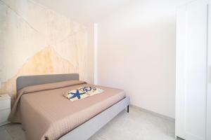 a bedroom with a bed in a room at Appartamento Fronte Mare in Marina di Strongoli