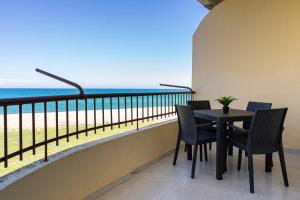 a balcony with a table and chairs and the beach at Appartamento Fronte Mare in Marina di Strongoli