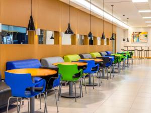 Um restaurante ou outro lugar para comer em ibis Styles Belém do Pará