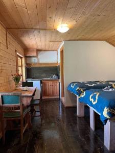 Ένα ή περισσότερα κρεβάτια σε δωμάτιο στο 'Kanciapa 7 Światów'