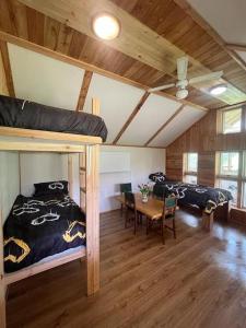 Ένα ή περισσότερα κρεβάτια σε δωμάτιο στο 'Kanciapa 7 Światów'