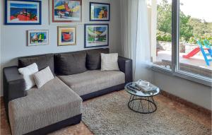 Posedenie v ubytovaní Three-Bedroom Holiday Home In Crkvice
