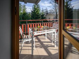扎科帕内VisitZakopane - Mohito Apartment的阳台配有桌椅。