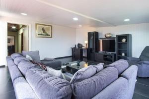 un soggiorno con un divano e una TV di GuestReady - Quinta das Estrelas a Campanário