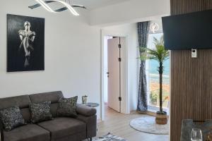 Μια τηλεόραση ή/και κέντρο ψυχαγωγίας στο Alma Apartment in Infinity Beach Resort - parking