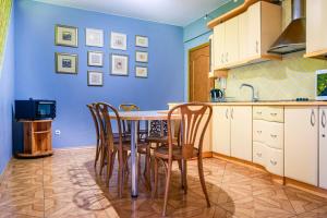 扎科帕内VisitZakopane - Mohito Apartment的配有桌椅和水槽的厨房