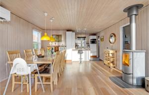 A kitchen or kitchenette at Lovely Home In Haderslev With Wifi