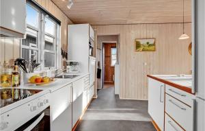 Köök või kööginurk majutusasutuses Lovely Home In Haderslev With Wifi