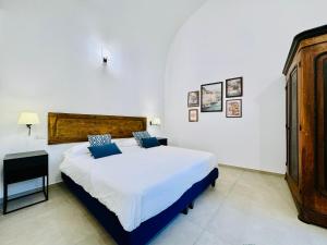 Postel nebo postele na pokoji v ubytování Palazzo Bougainvillea by Ritardo Aereo + 17 fotografií