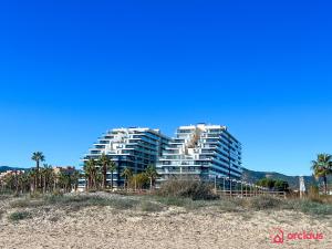 ein großes Apartmenthaus am Strand mit Palmen in der Unterkunft Secreto Mediterráneo in Cabanes + 48 Fotos
