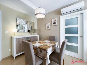 ein Esszimmer mit Tisch und Stühlen und einem Spiegel in der Unterkunft Secreto Mediterráneo in Cabanes