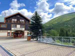 Ein allgemeiner Bergblick oder ein Berglick von des Hotels aus