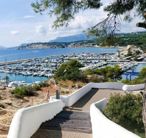 Blick auf einen Yachthafen mit Booten im Wasser in der Unterkunft LA CALMA - Managed by Almarina in Moraira