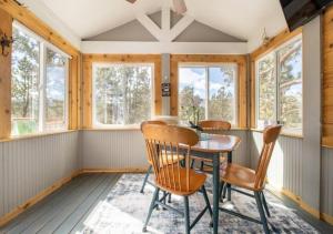 Φωτογραφία από το άλμπουμ του Sunny Tiny Haven BBQ Fresh Vibes & Peak Views σε Woodland Park