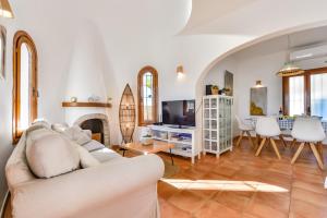 una sala de estar con un sofá y una mesa en AITANA - Managed by Almarina, en Calpe