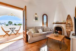 Una sala de estar con un sofá y una chimenea. en AITANA - Managed by Almarina, en Calpe