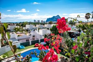 desde el balcón de un complejo con flores rosas en AITANA - Managed by Almarina, en Calpe