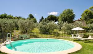Πισίνα στο ή κοντά στο ISA-Holiday-Home with swimming-pool in San Gimignano, apartments with air conditioning and private outdoor area