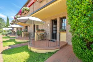 Κήπος έξω από το ISA-Holiday-Home with swimming-pool in San Gimignano, apartments with air conditioning and private outdoor area