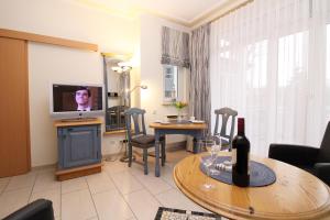 Η κουζίνα ή μικρή κουζίνα στο Residenz Waldkrone Fewo 111