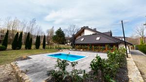 a swimming pool in the yard of a house at Dom Perełka w Karpaczu BASEN,SAUNA in Karpacz