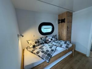 Hausboot KOMET Luxus und Natur pur max 5 Pers客房内的一张或多张床位